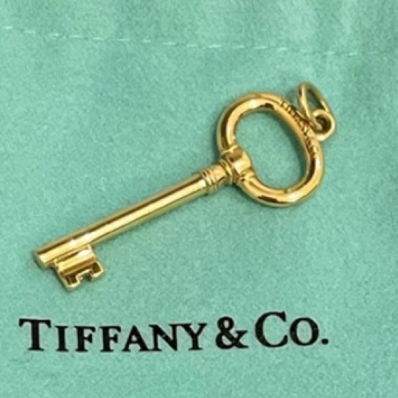 AUTHENTIC TIFFANY & CO 18k YG LARGE KEY CHARM. Unisex - Picture 6 of 14